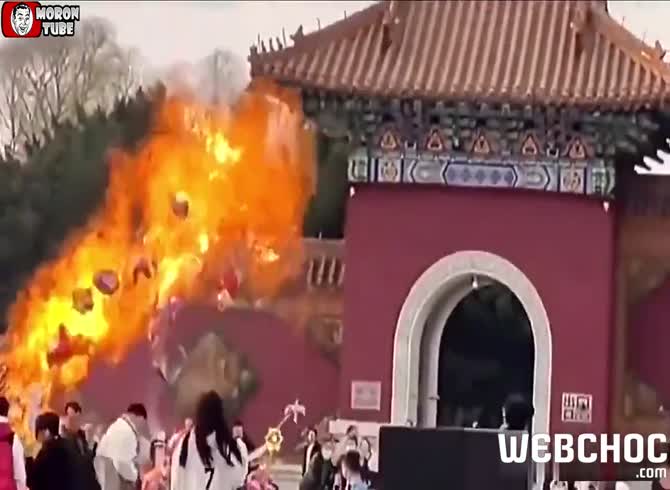 Video :During a Chinese war, balloons catch fire and burst